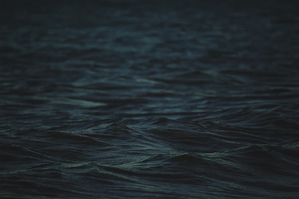 夕暮れの静かな湖