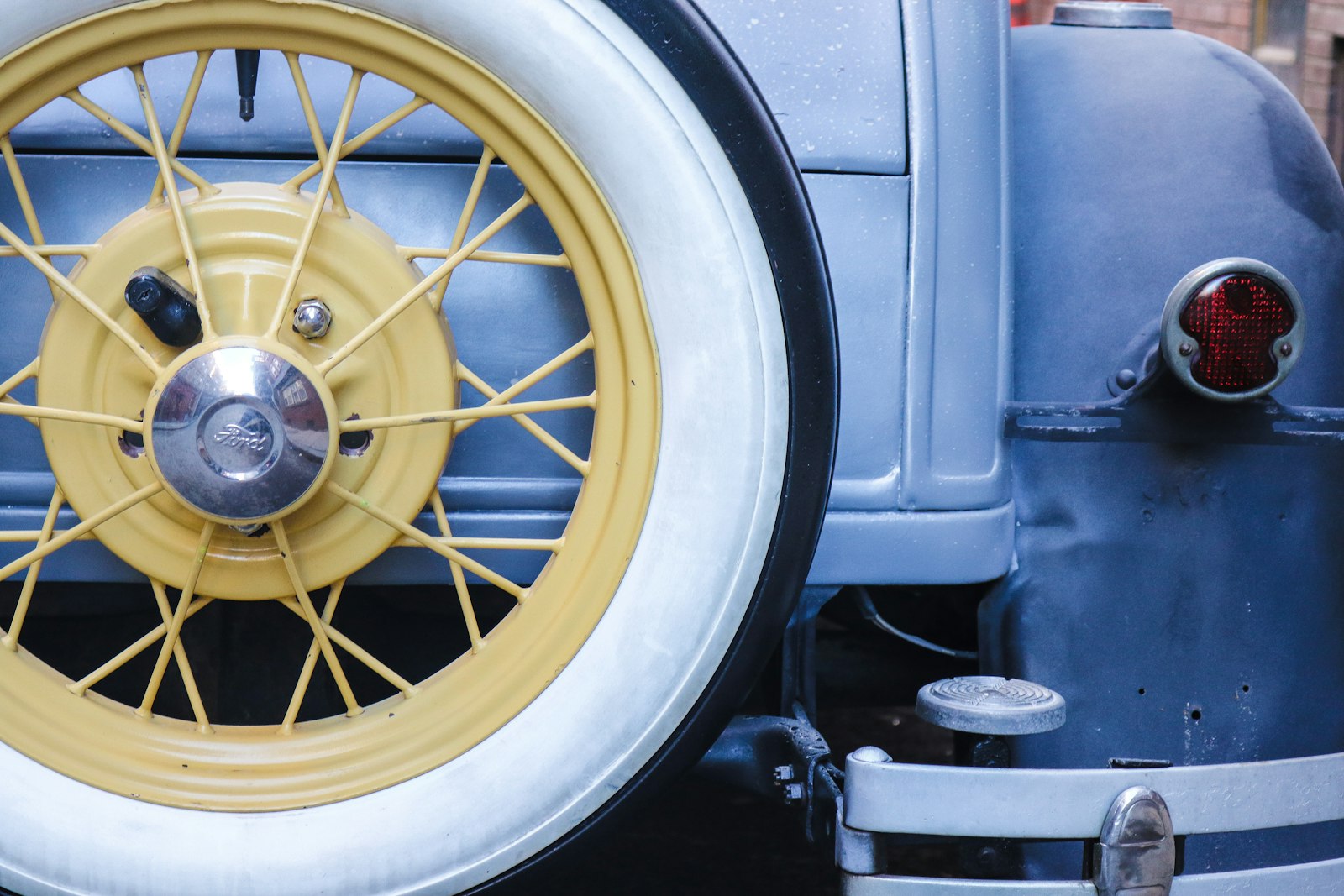 Canon EOS 7D Mark II + Canon EF-S 18-55mm F3.5-5.6 IS STM sample photo. Yellow and white vehicle photography