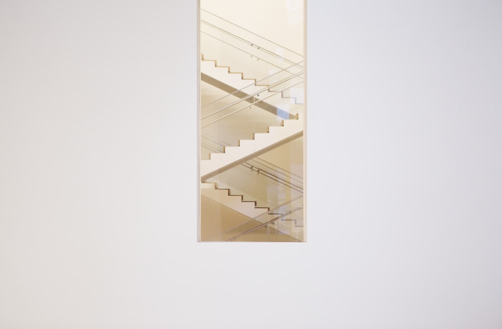 Pintura de escaleras con marco de madera blanca