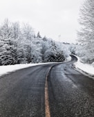 Carretera de asfalto nevada