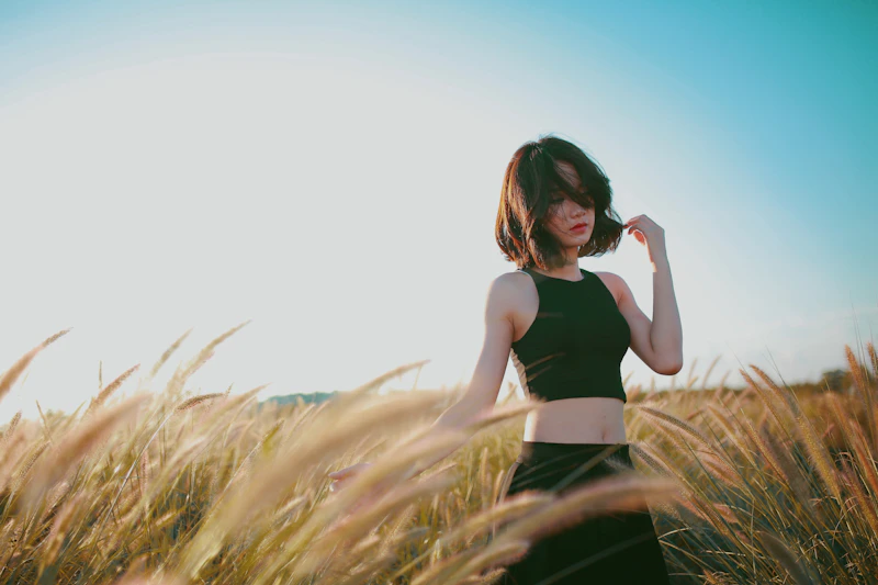 mujer en un campo de trigo de día