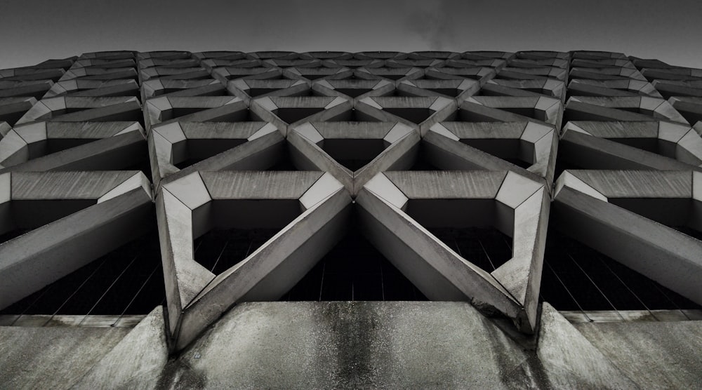 Photographie en contre-plongée de bâtiment en béton gris