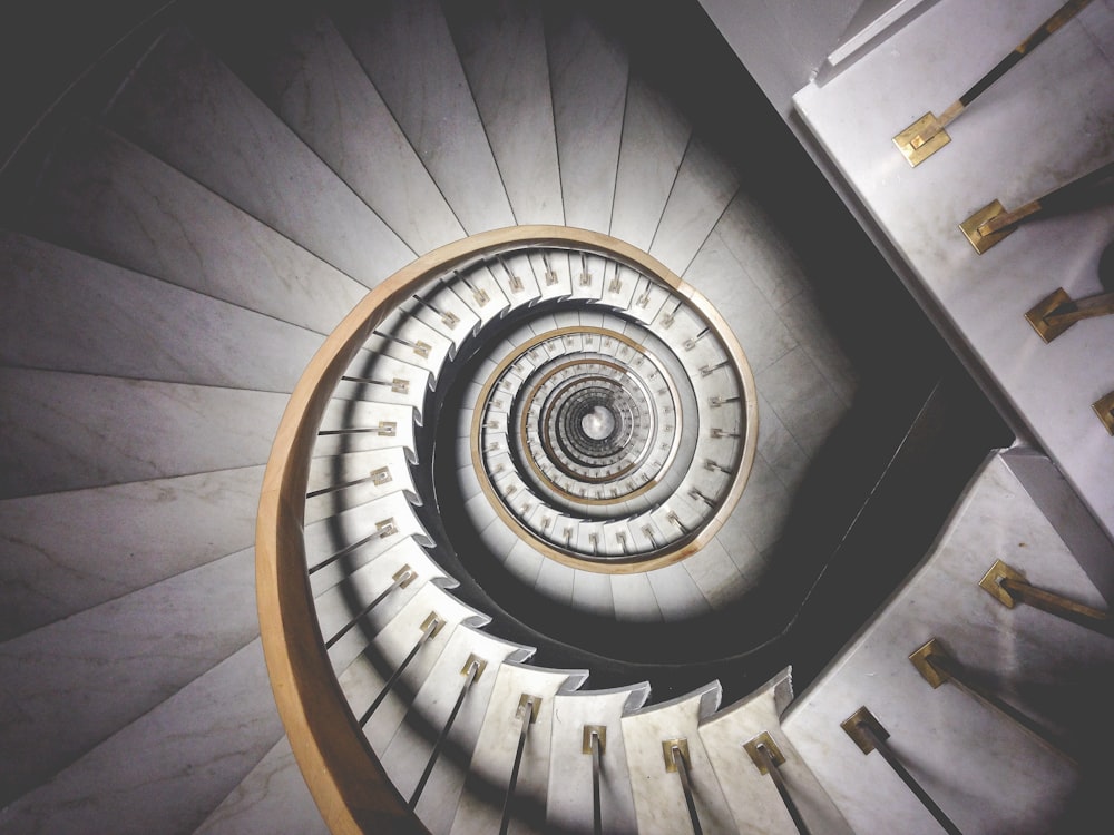 Foto einer weißen Wendeltreppe