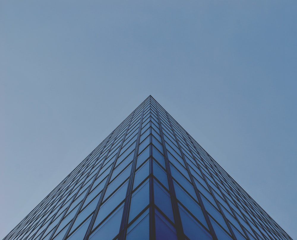 Fotografía arquitectónica del edificio de vidrio azul