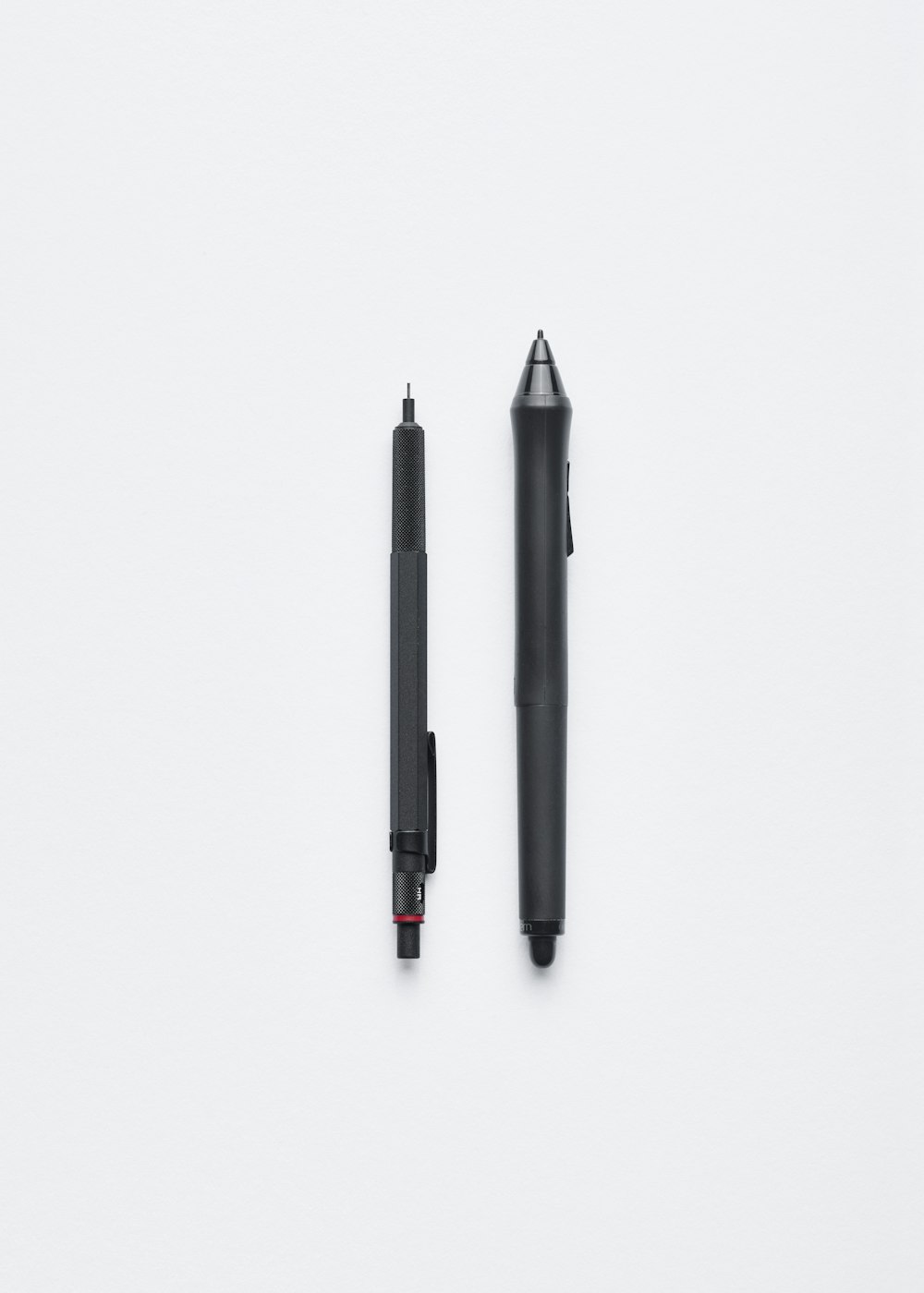 Una matita meccanica e una penna.