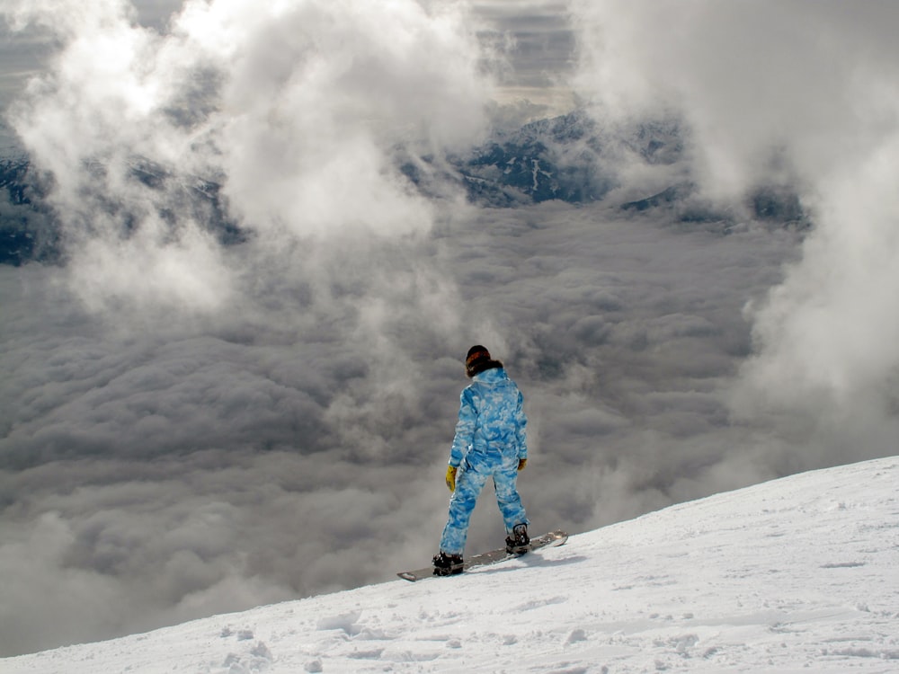 Homem no snowboard no campo de neve