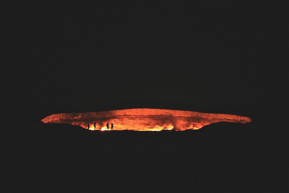 fotografia di persone vicino alla grotta di notte