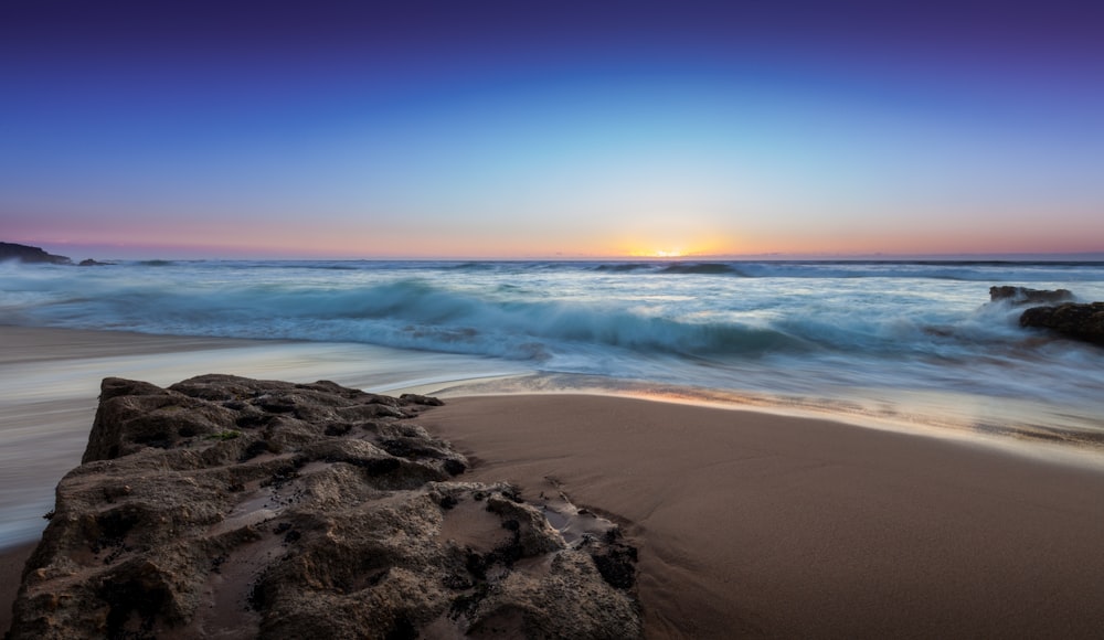 Litoral sob céu azul