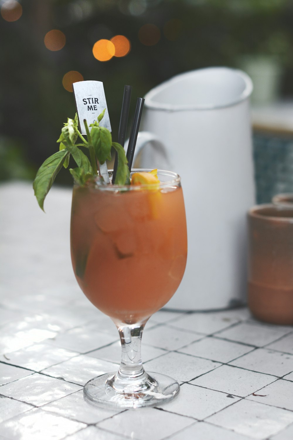 copo de vinho com suco em fotografia de foco raso