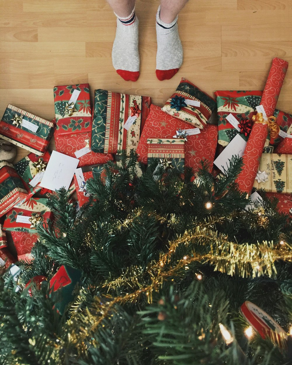Persona de pie junto al árbol de Navidad