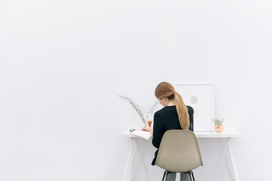 Comptable au travail sur son bureau