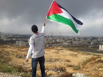 Un homme fait flotter le drapeau Palestien