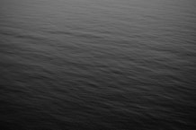 Une eau calme en noir et blanc 