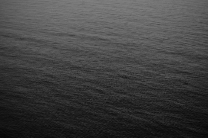 Une eau calme en noir et blanc 