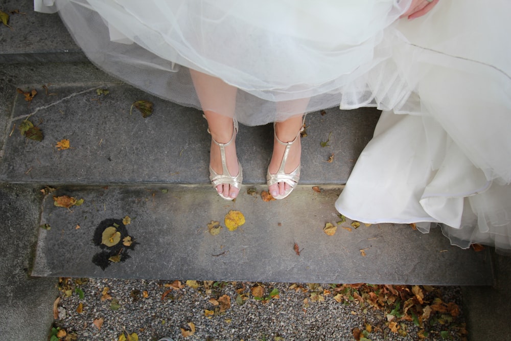 Femme portant des chaussures argentées à bride de cheville dans les escaliers