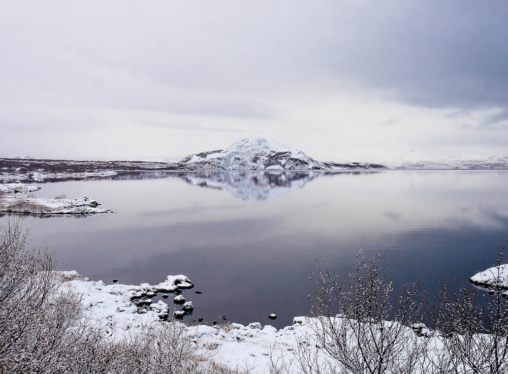 Montanhas cobertas de neve perto do lago