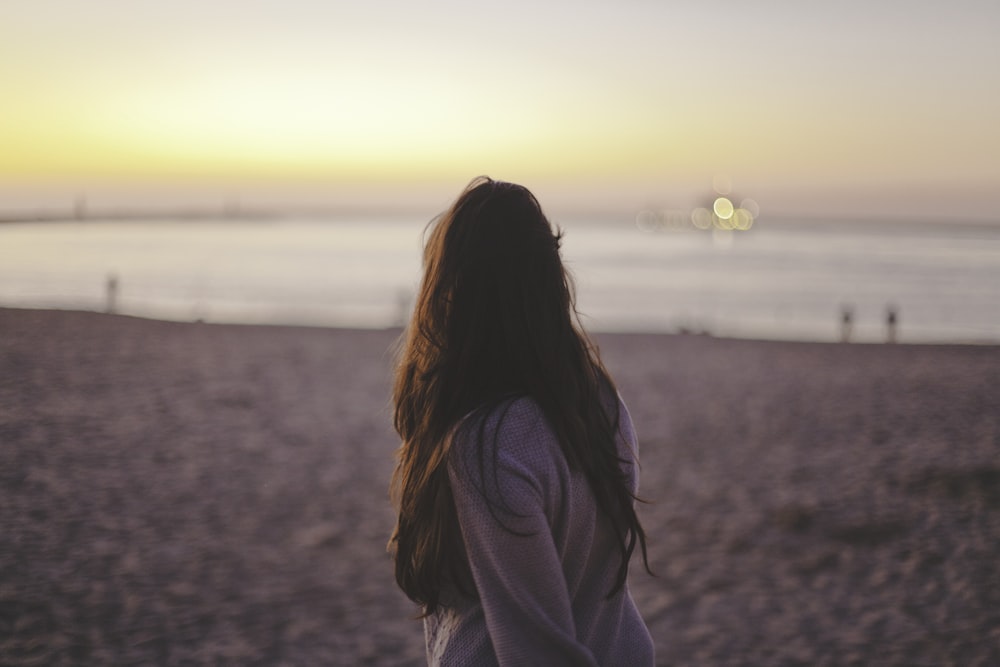 femme portant un chandail sur le rivage