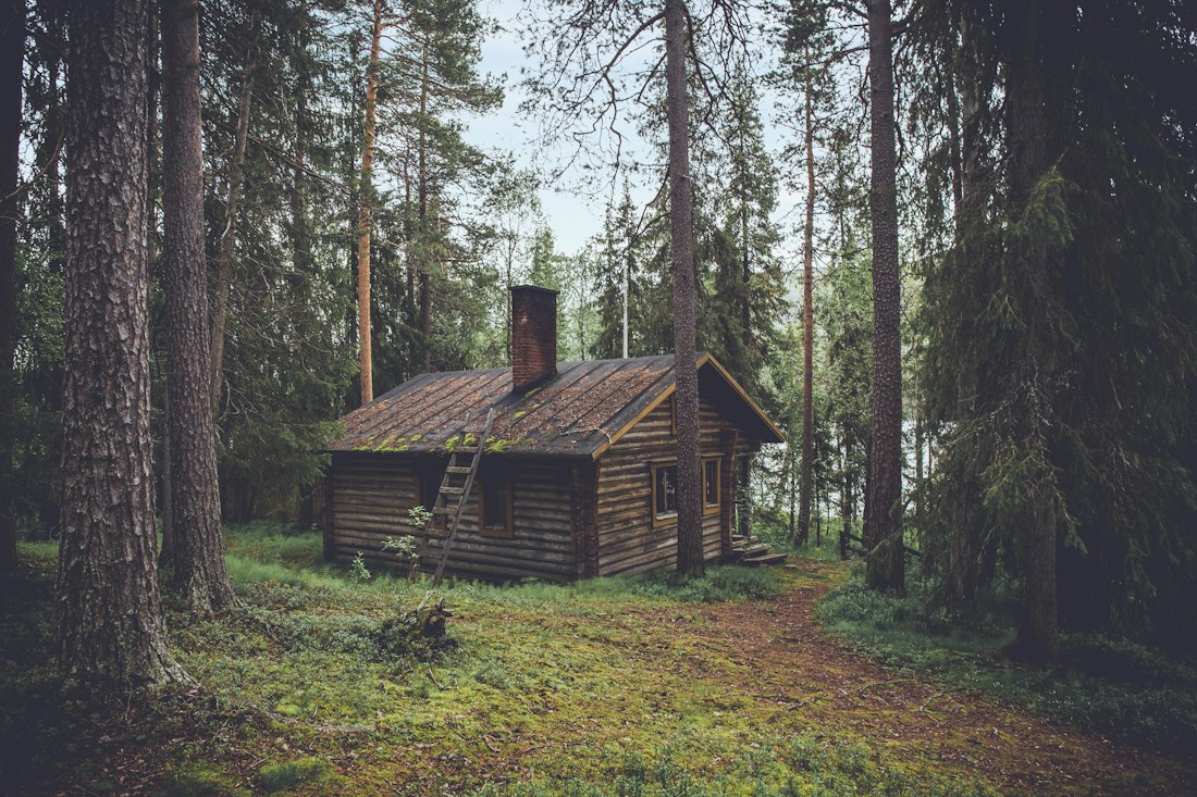 Cabană în peisaj natural