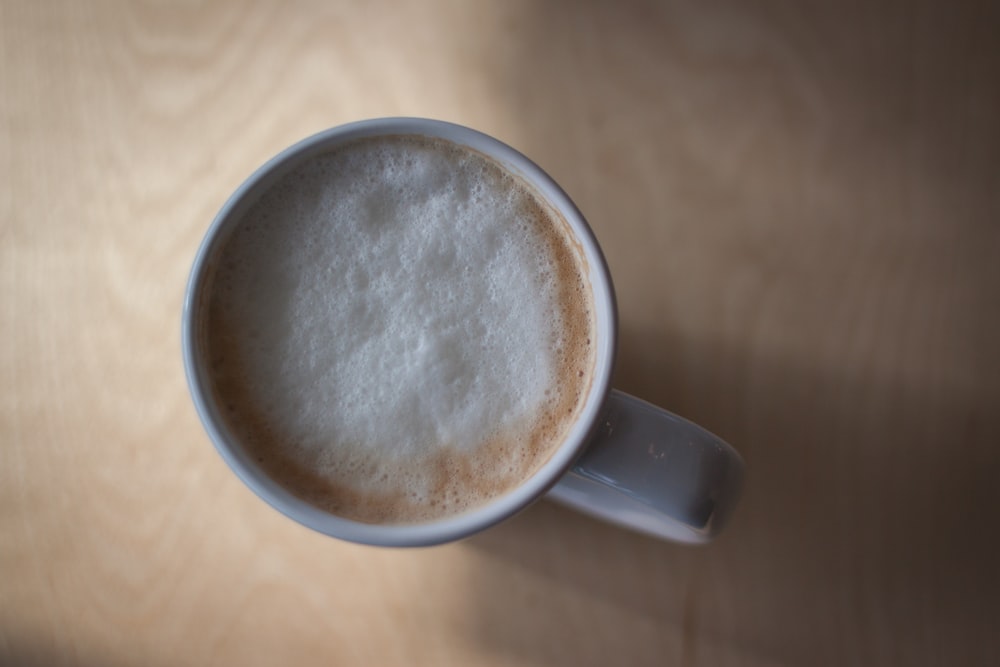 Café expresso na caneca de cerâmica branca