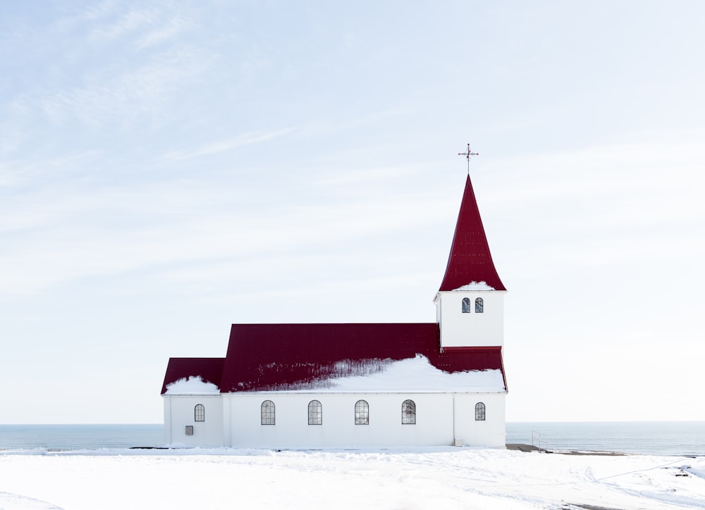 Cathédrale en béton blanc et rouge