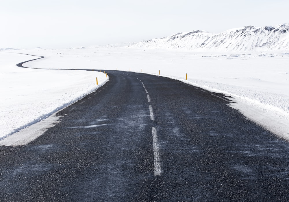 fotografia de paisagem de montanhas com neve