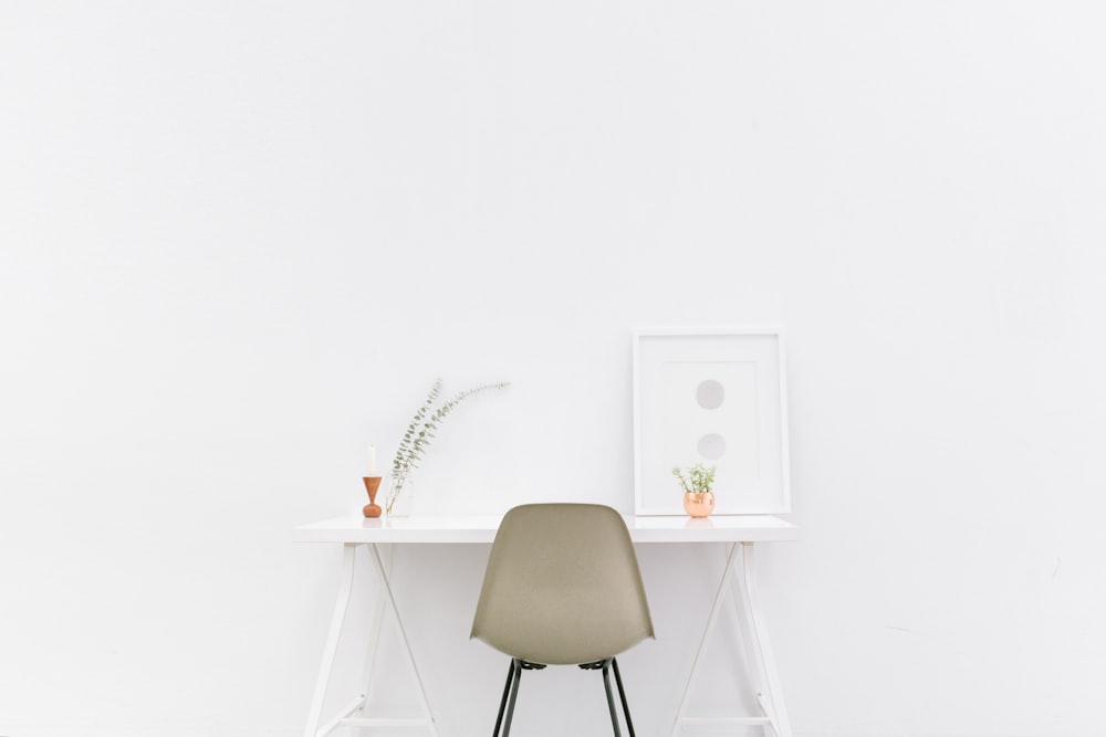 mesa de madeira branca perto da cadeira marrom