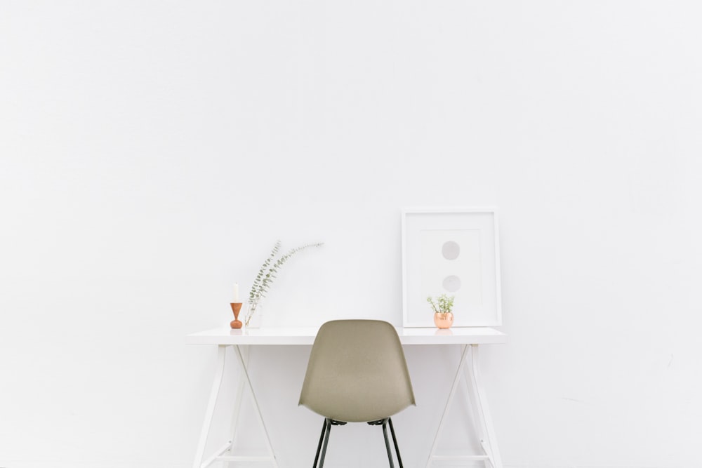 Mesa de madera blanca cerca de silla marrón