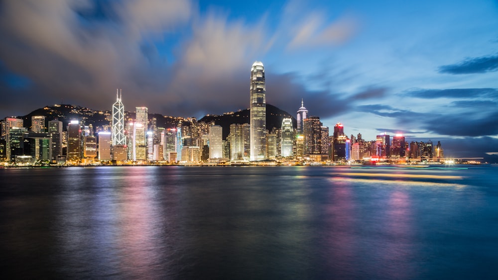 photo de paysage urbain pendant la nuit