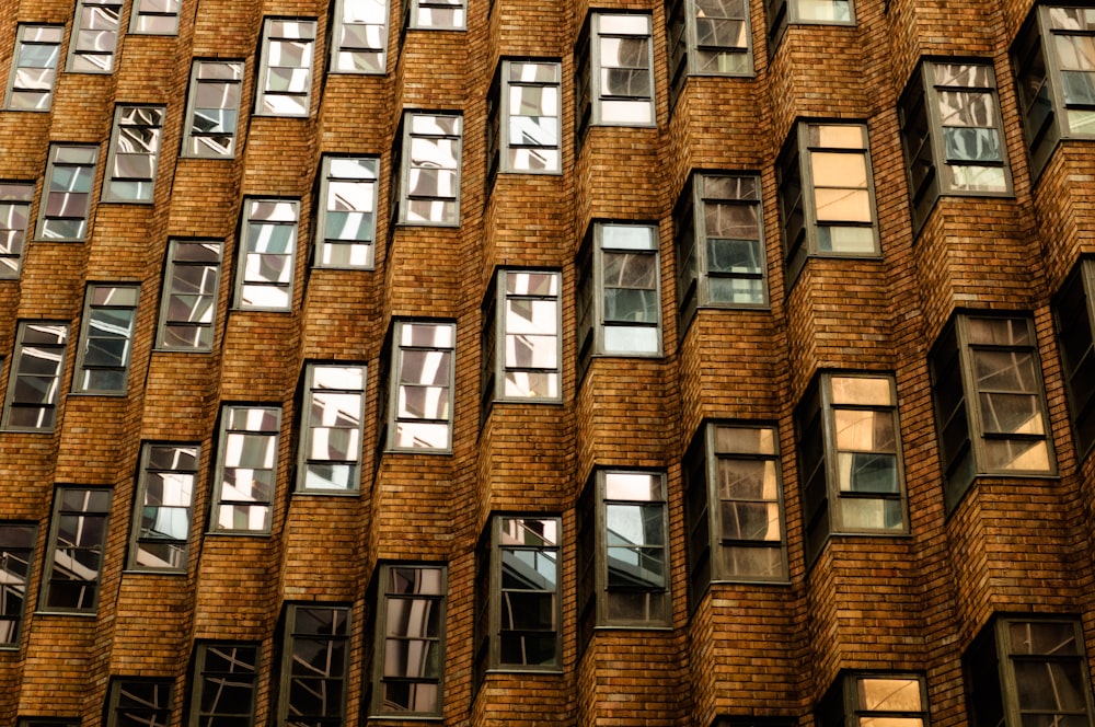 Foto di edificio in cemento marrone