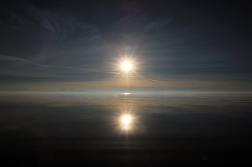 地平線に沈む夕日