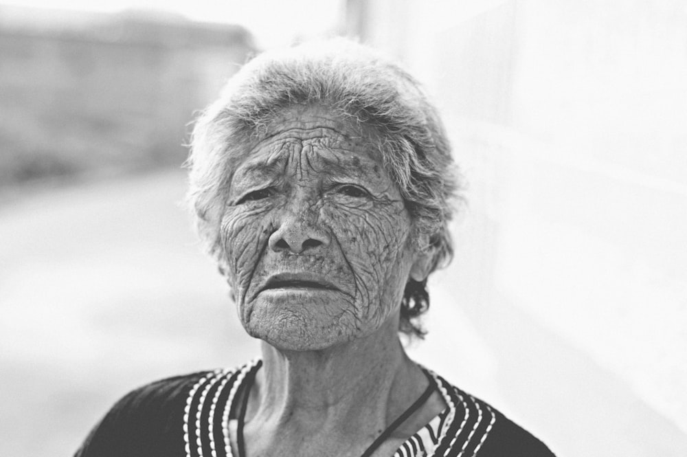 Uma mulher asiática mais velha olhando para a câmera.