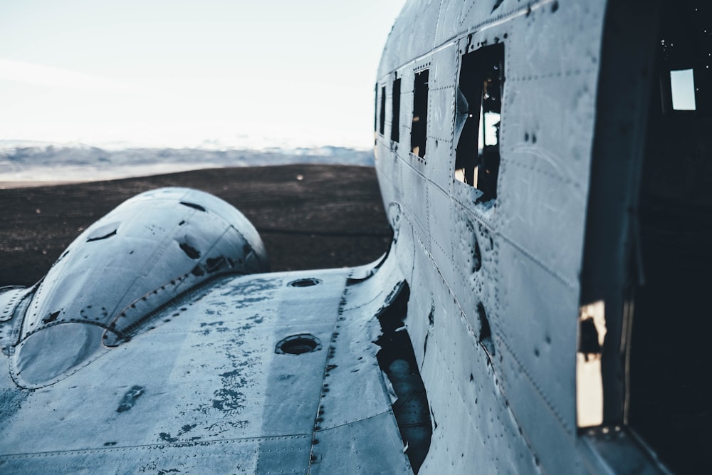 Fotografía de primer plano del avión gris durante el día