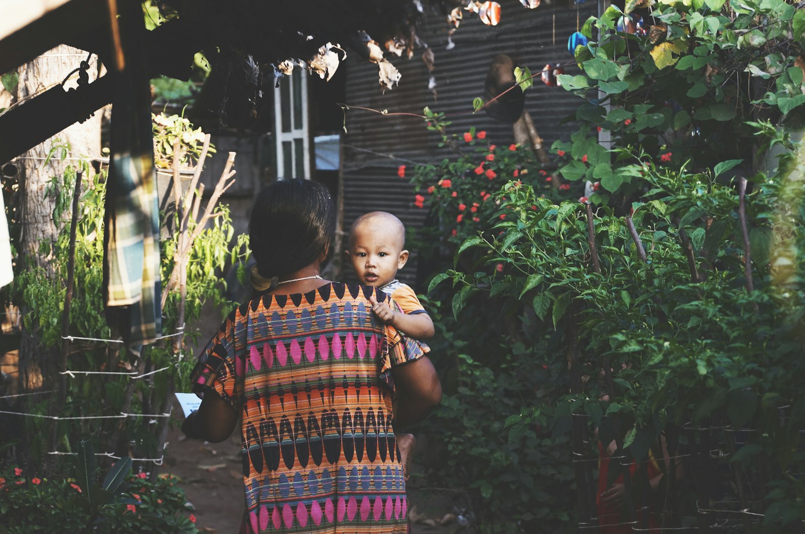 Sony DT 18-135mm F3.5-5.6 SAM sample photo. Woman carrying child near photography