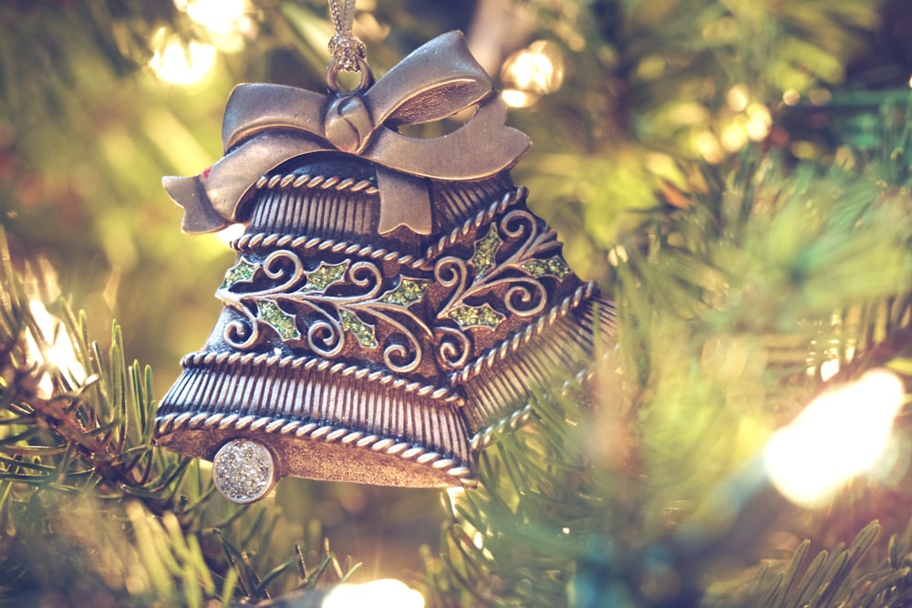 Campana marrón que cuelga en el árbol de Navidad
