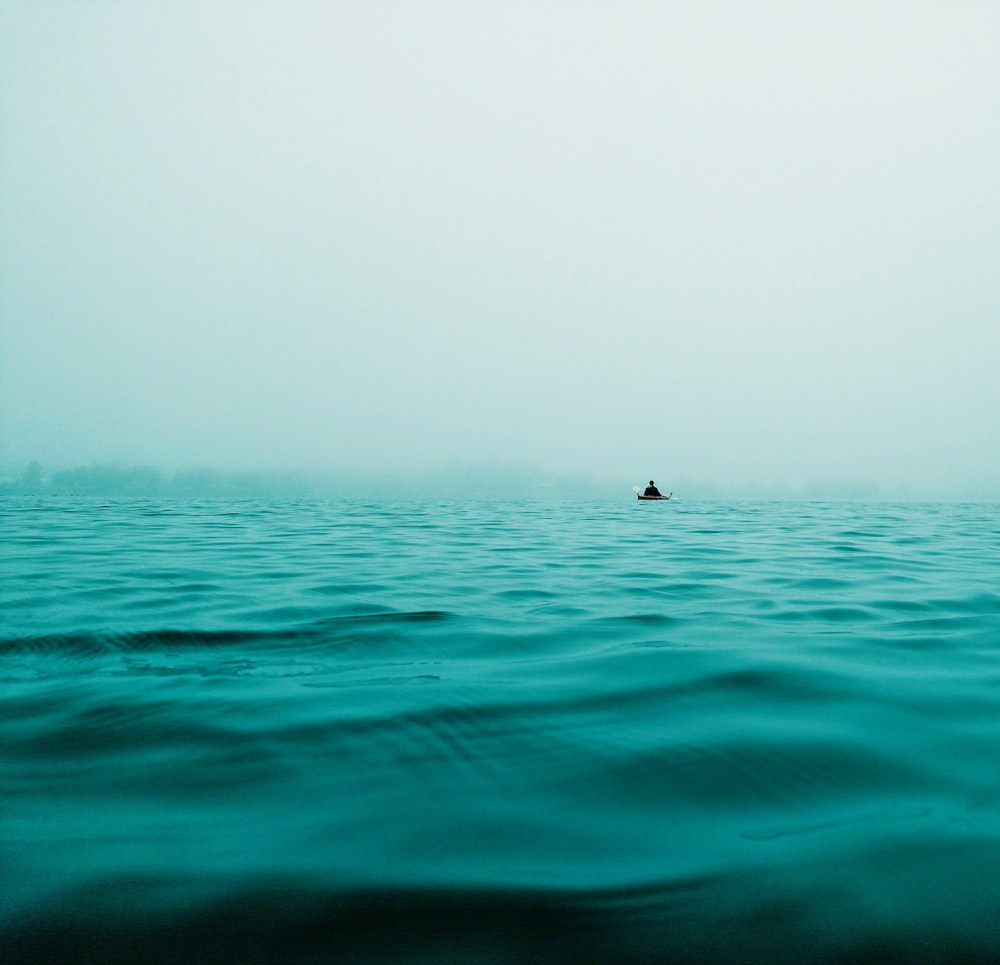 Foto de primer plano de un cuerpo de agua tranquilo