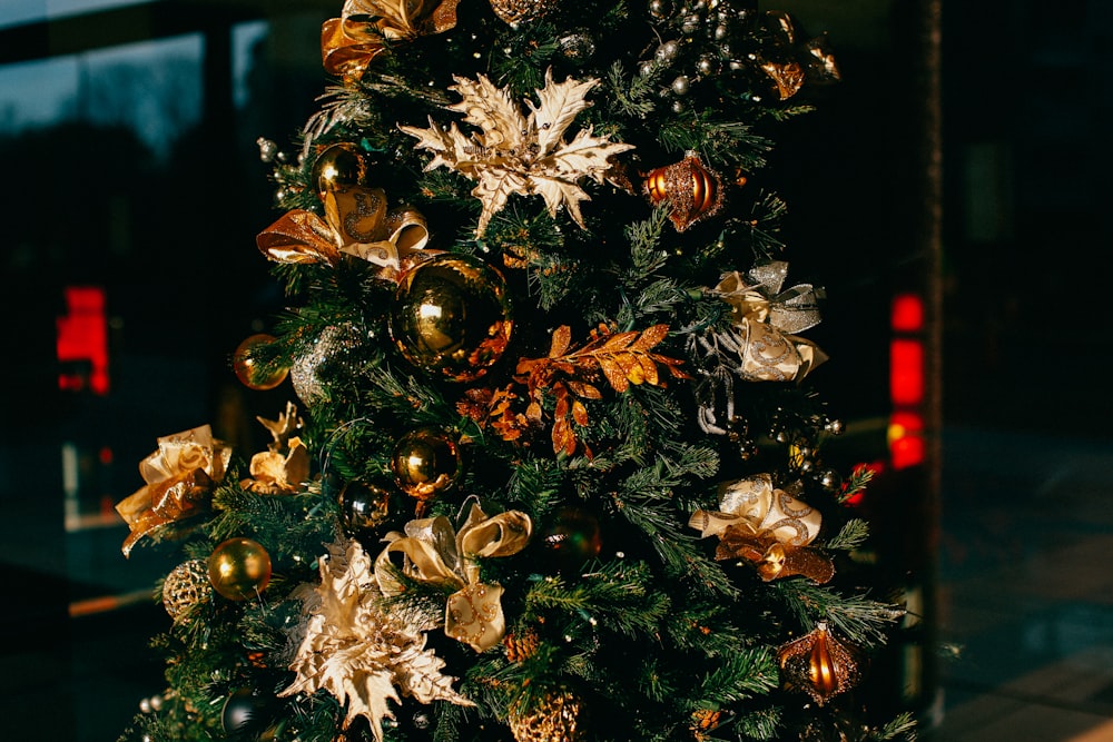 Árbol de Navidad con decoraciones