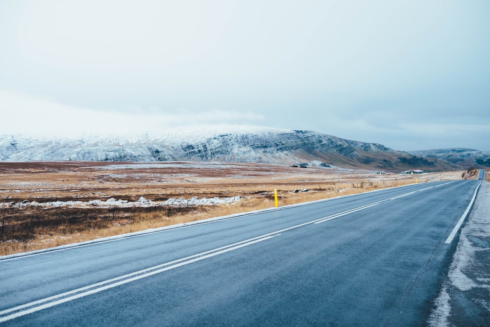 Fotografía de paisaje de carretera