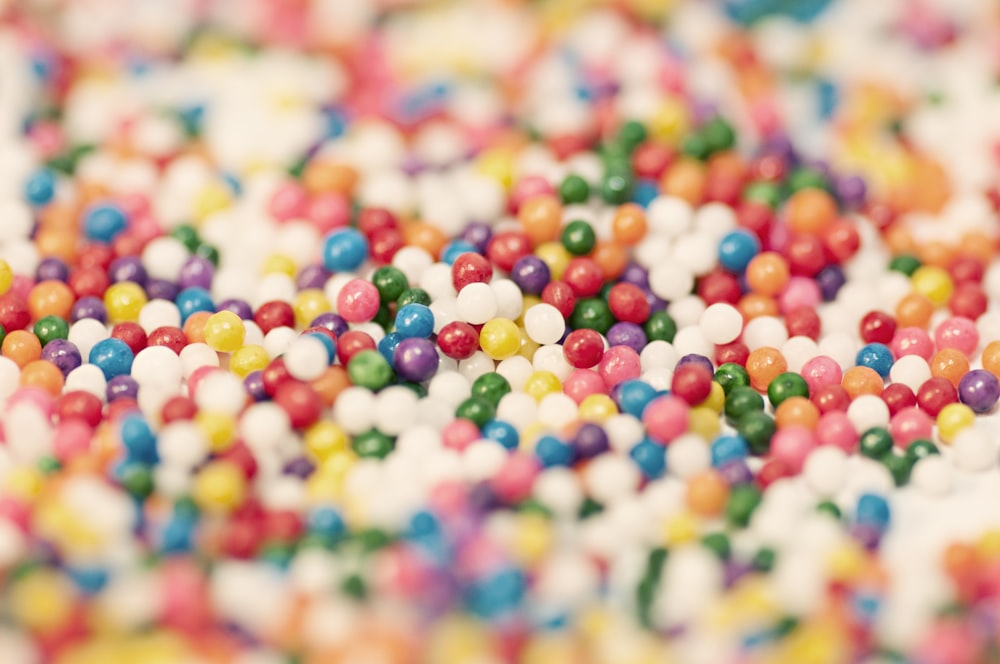 Una colorata collezione di caramelle.