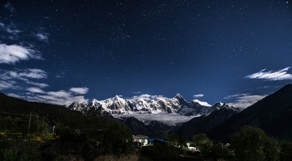 fotografia aerea della montagna ricoperta di ghiaccio sotto il cielo blu