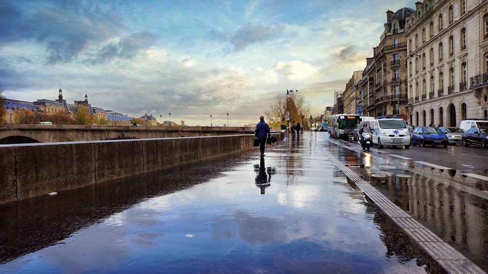 homme marchant le long de la rue