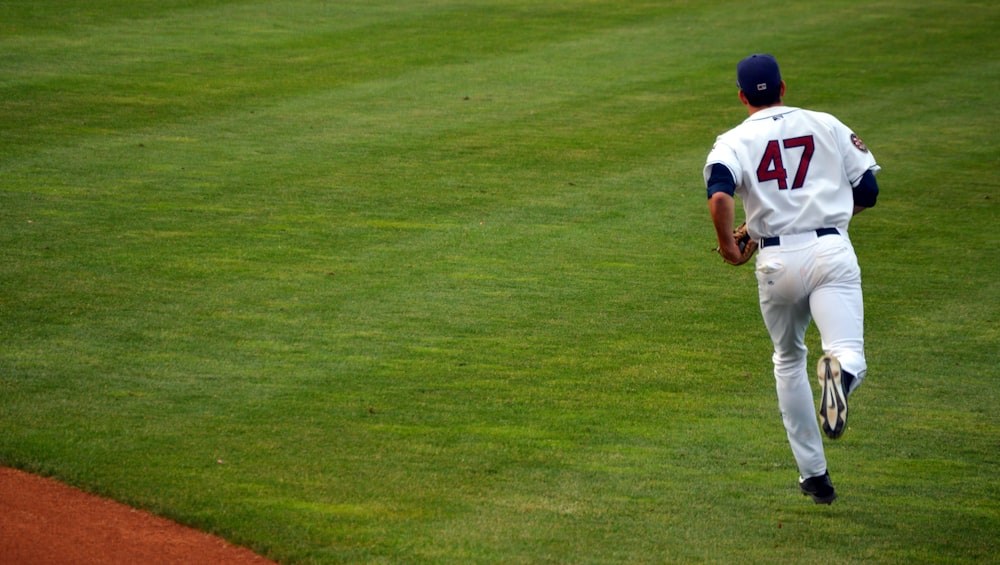 Jugador de béisbol 47 corriendo en el campo