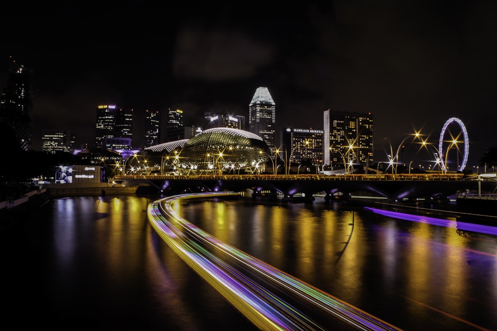 Foto de lapso de tempo da paisagem urbana durante a noite