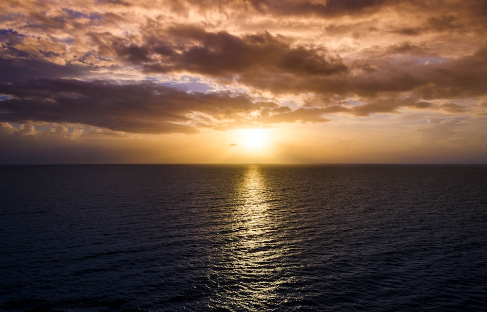 Specchio d'acqua durante l'ora d'oro