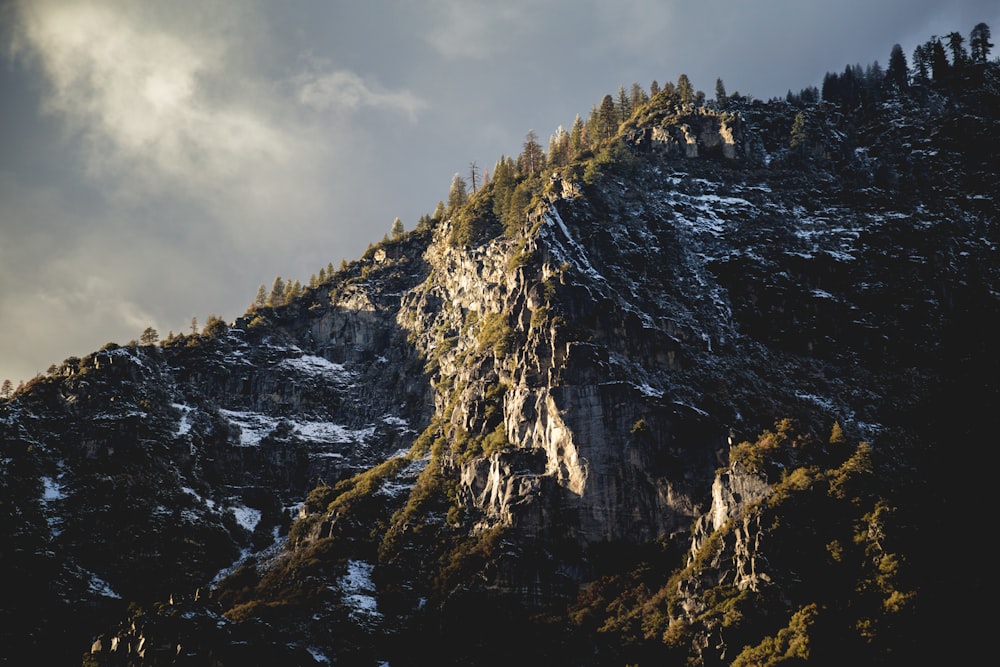 Montanha rochosa verde e cinza durante o dia