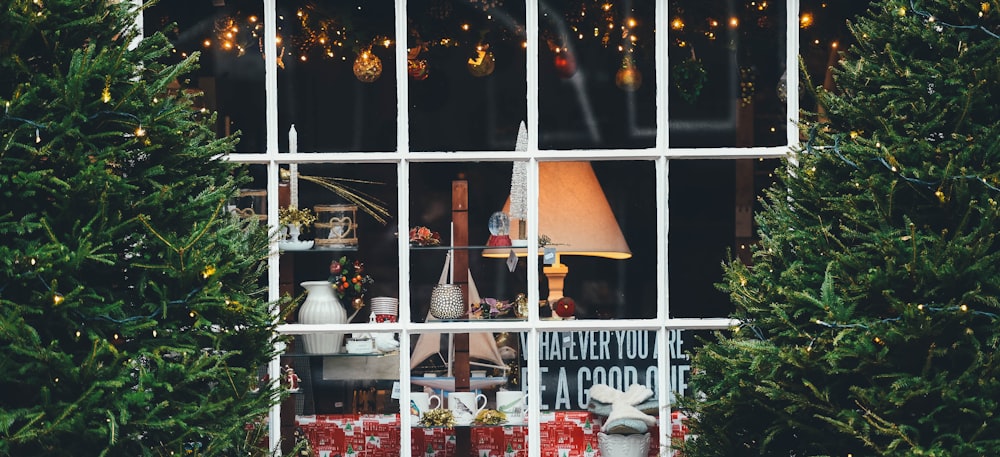 ein Fenster mit Weihnachtsschmuck und Geschenken darin