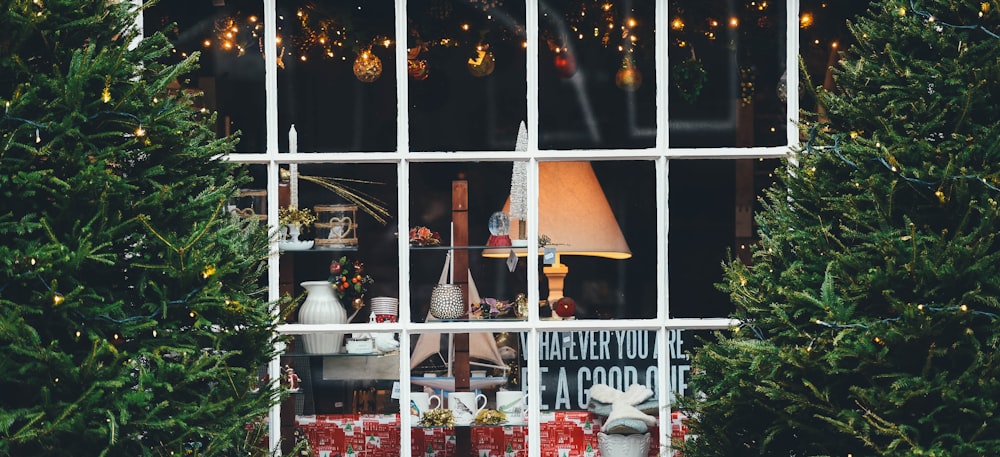 une fenêtre avec des décorations de Noël et des cadeaux
