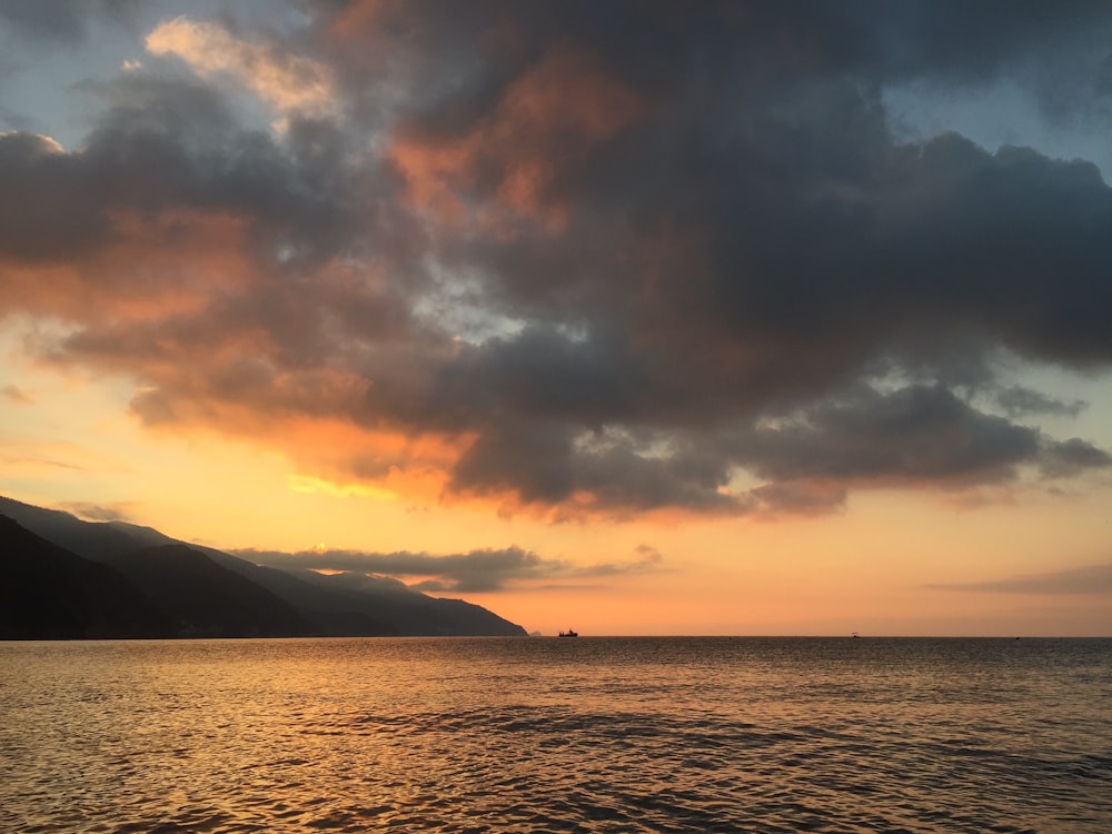 El mar durante la hora dorada