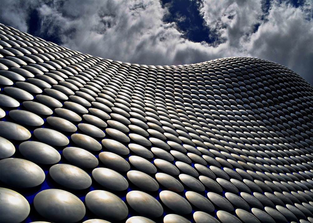 Un bâtiment qui a beaucoup de boules blanches dessus