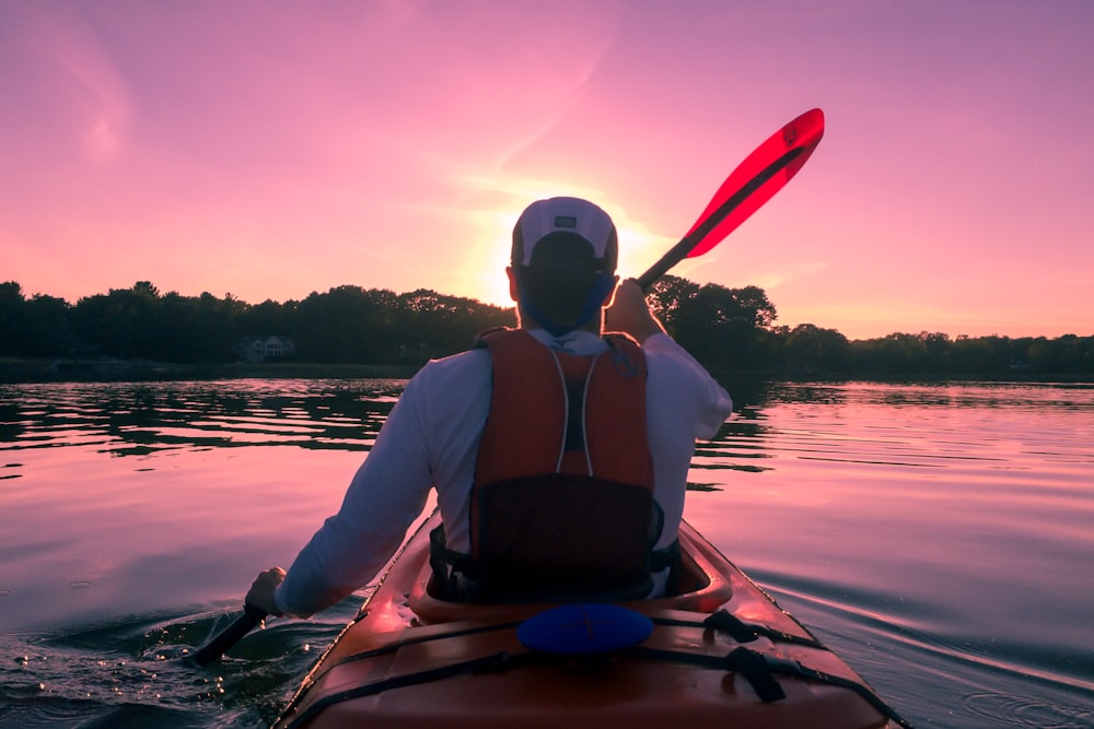 uomo che cavalca sul kayak