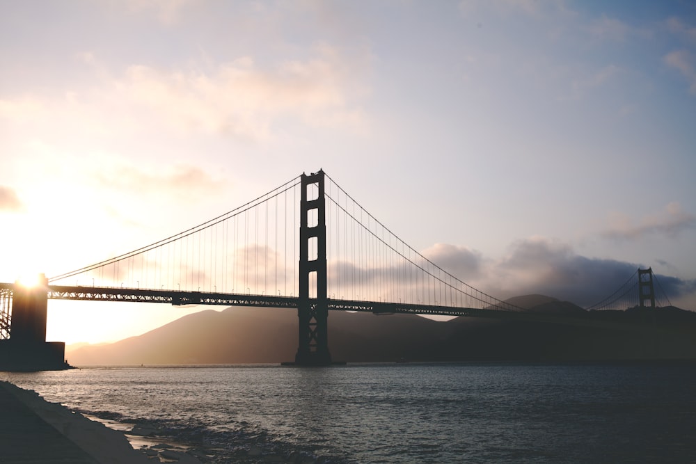 Puente de hormigón durante la hora dorada